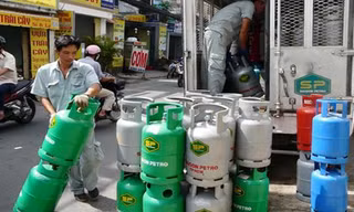 Giá gas tăng mạnh, gần 500.000 đồng/bình 12 kg
