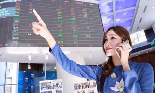 Sau năm bán ròng kỷ lục, khối ngoại còn nắm những cổ phiếu nào?