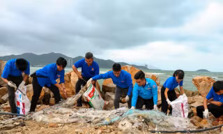 'Áo xanh' Khánh Hòa tham gia làm sạch biển Nha Trang
