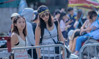 Du khách nước ngoài 'ngẩn ngơ quay đầu' khi đến phố đường tàu