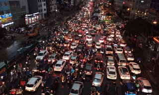 Hà Nội mênh mông nước, dòng xe chôn chân sau cơn mưa lớn