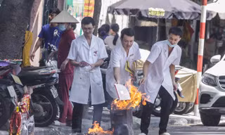 Hè phố Hà Nội đỏ lửa cúng Rằm tháng bảy