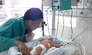 Năm nhân viên phòng khám lao ra công viên cứu sản phụ đẻ rơi con