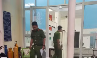 Cha dượng dọa ném con gái của vợ xuống sông Sài Gòn để đòi tiền