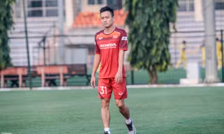 Huy Toàn lạc lõng, lặng nhìn đồng đội luyện binh trên sân tập