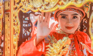 Rước kiệu, bảo vệ 'Tướng bà' tránh bị cướp tại hội Gióng