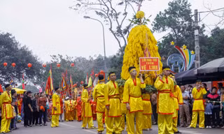 Nhét lộc hoa tre vào bao tải thoát khỏi vòng vây tại hội Gióng