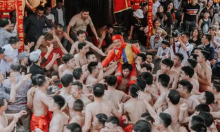 Tận thấy trăm trai tráng Đồng Kỵ cởi trần rước ông đám