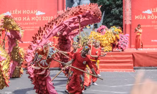 Du khách mãn nhãn với màn 'rồng bay' trên phố đi bộ hồ Gươm