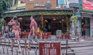 Cà phê đường tàu đông nghẹt người trước ngày bị 'xóa sổ'