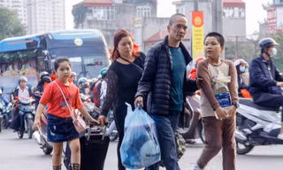 'Tay xách nách mang' kéo về Hà Nội sau những ngày nghỉ Tết