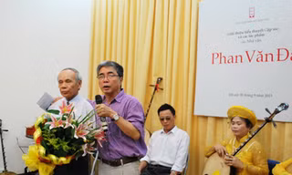 Nhà văn Phan Văn Đà giới thiệu một loạt bốn cuốn sách