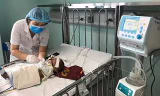 Bé 3 tháng tuổi nhiễm virus hợp bào hô hấp phải thở ô xy tại Bệnh viện Nhi T.Ư. Ảnh: Hà Minh 