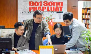 Nhà báo Nguyễn Tiến Thanh (thứ hai từ trái qua) và các đồng nghiệp