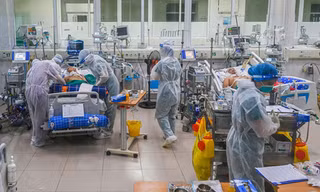 Điều trị bệnh nhân nặng tại BV Bệnh Nhiệt đới T.Ư. Ảnh: Thái Hà 