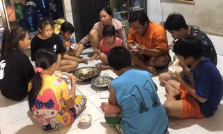 Bữa cơm đạm bạc của gia đình công nhân ngày dịch. Ảnh: U.P 