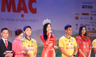 Hoa hậu Đỗ Thị Hà và cầu thủ HAGL giao lưu tại đêm hội cồng chiêng