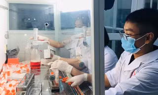 Những người ở cùng tầng với 5 bệnh nhân được đưa đi cách ly tập trung.