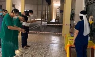 Cảm động hình ảnh nữ kỹ thuật viên chịu tang mẹ chồng trong bệnh viện dã chiến
