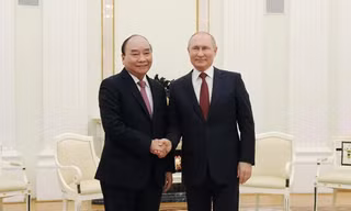 Chủ tịch nước Nguyễn Xuân Phúc và Tổng thống Nga Vladimir Putin trong cuộc gặp ngày 30/11. (Ảnh: Sputnik)