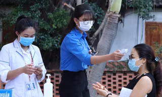 Hai mẹ con chở nhau đến bệnh viện mới biết mắc COVID-19