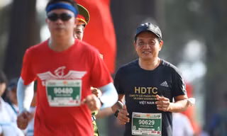 Ông Đoàn Ngọc Hải chinh phục cự ly 42,195km tại Tiền Phong Marathon 2021. Ảnh: BTC