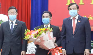 Ông Trần Anh Tuấn (giữa) là tân Phó Chủ tịch UBND tỉnh Quảng Nam.
