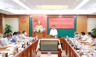 Các đại biểu tham dự kỳ họp.