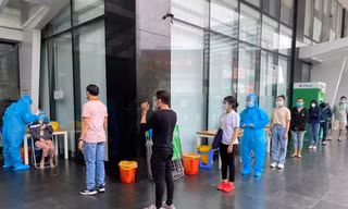 Nhân viên tòa nhà 144 Cộng Hòa được lấy mẫu xét nghiệm ngày 6/6.