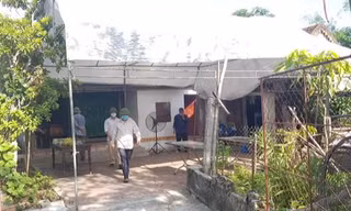 Người dân đang hỗ trợ gia đình tổ chức lo hậu sự cho hai nạn nhân
