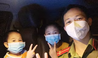 Thượng uý Lê Bá Tứ đưa hai cháu nhỏ đến bệnh viện và hiến máu cho các cháu