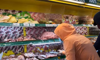 Người dân xếp hàng chờ vào siêu thị mua sắm. Ảnh: U.P