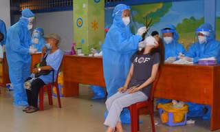 Nhân viên y tế trắng đêm lấy mẫu cho người dân.