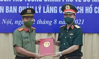 Thiếu tướng Bùi Hải Sơn, Quyền Trưởng ban Ban Quản lý Lăng Chủ tịch Hồ Chí Minh, Tư lệnh Bộ Tư lệnh Bảo vệ Lăng trao Quyết định bổ nhiệm của Thủ tướng cho Đại tá Đỗ Xuân Tiệp, Phó Tư lệnh Bộ tư lệnh Cảnh vệ. Ảnh: Nguyễn Minh