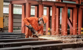 Công nhân Công ty Đại Dũng sản xuất nhà tiền chế và kết cấu thép xuất khẩu, một điểm sáng trong đại dịch. Ảnh: Đại Dương