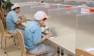 Phòng ăn được bố trí vách ngăn, giãn cách tại một DN trong KCN. Ảnh: Nguyễn Quang