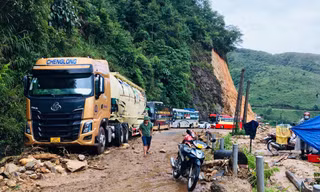 Đèo Ô Quý Hồ sạt lở nghiêm trọng sau mưa lớn kéo dài