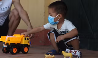 Bé M, 3 tuổi có bố mẹ và anh trai đều bị COVID-19 đang phải đi điều trị. Một mình em tự cách ly tại khu cách ly của Tiểu đoàn 16 thuộc Trường Sỹ quan Chính trị (xã Tiên Sơn, huyện Việt Yên, tỉnh Bắc Giang). Cán bộ khu cách ly cho biết, sẽ tổ chức thăm hỏi tặng quà cho em M và các em nhỏ khác đang cách ly tại đây.
