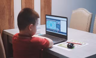 Phụ huynh cần hướng dẫn, giám sát để giảm thời gian trẻ sử dụng Internet, tránh bị bắt nạt
