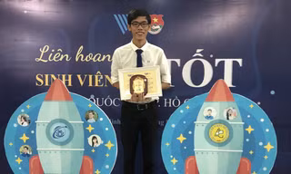 Nguyễn Duy Khanh nhận danh hiệu “Sinh viên 5 tốt” cấp ĐHQG TPHCM 