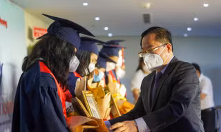 130 sinh viên nhận học bổng 'Nâng bước thủ khoa'
