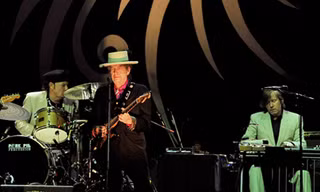 Nghe Bob Dylan hát và... xúc động