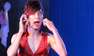 Xuyên kim thâu má rùng rợn đêm Halloween 2011