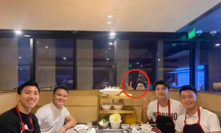 Thanh niên bỗng chiếm “spotlight” khi xuất hiện trên Instagram cùng dàn cầu thủ nổi tiếng