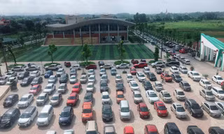 Hàng trăm ô tô đỗ kín cả sân trường trong buổi họp phụ huynh học sinh tại Thái Nguyên