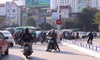 Hỗn loạn trong ngày đầu thí điểm phân làn nút giao Ngã Tư Sở