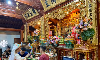 Người dân nườm nượp đến đền Quan Hoàng Bảy (Lào Cai) cầu tài lộc dịp tháng 7 Âm lịch