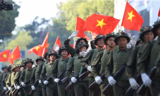 10.000 người tái hiện hình ảnh đoàn quân tiến về tiếp quản Thủ đô năm 1954