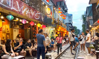 Khách 'thông chốt', cà phê đường tàu đông như chưa từng có lệnh cấm