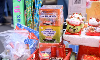 ‘Cháy’ hàng, loạn giá pháo hoa Tết 